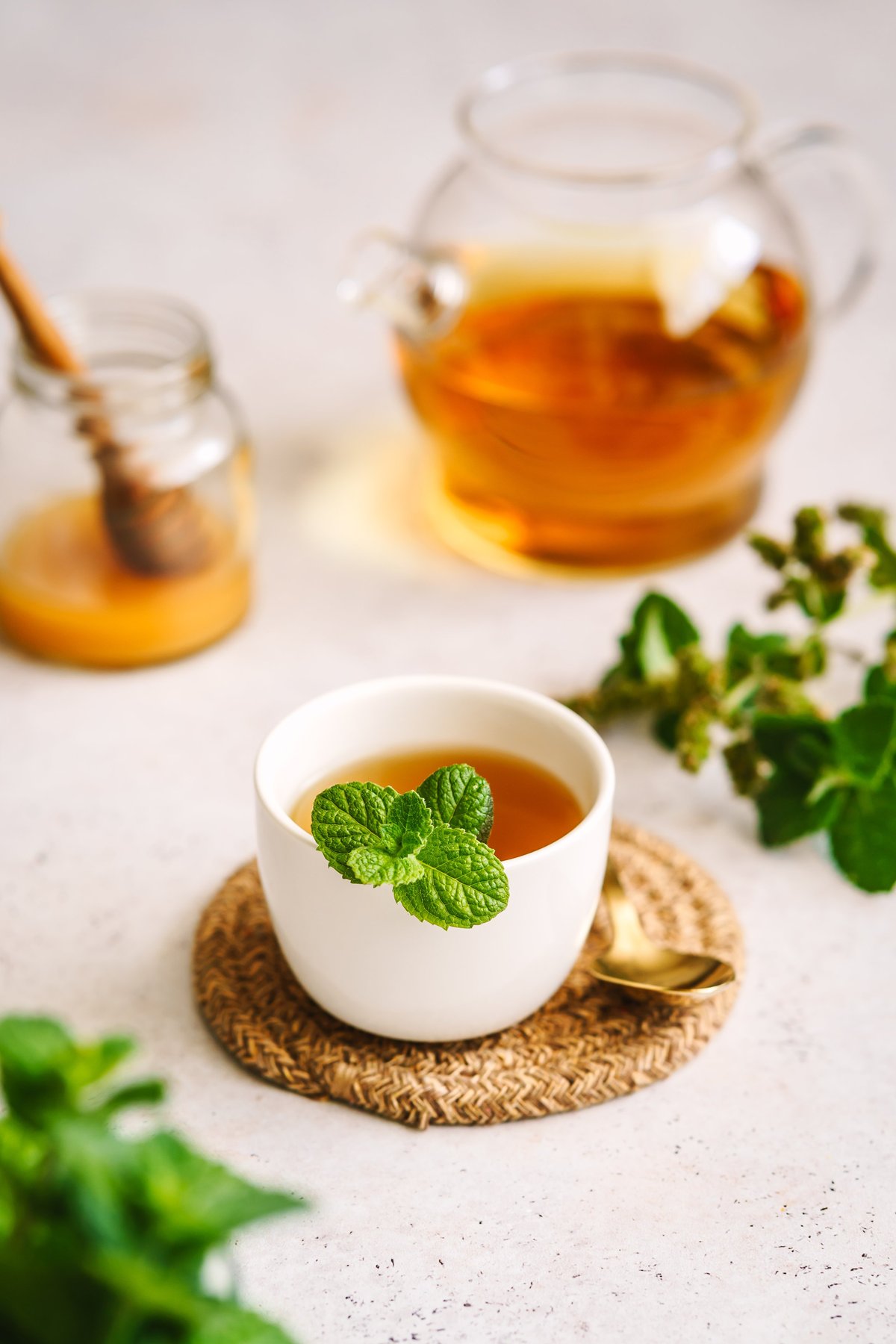 Bebida quente com mel e ingredientes naturais