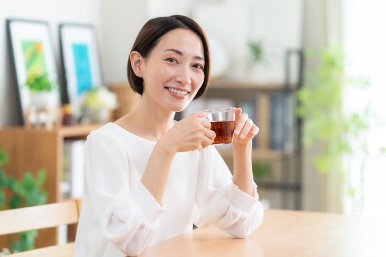 Mulher bebendo chá relaxando
