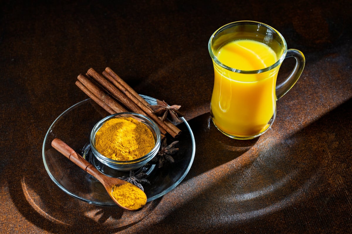 Golden milk de cúrcuma e canela