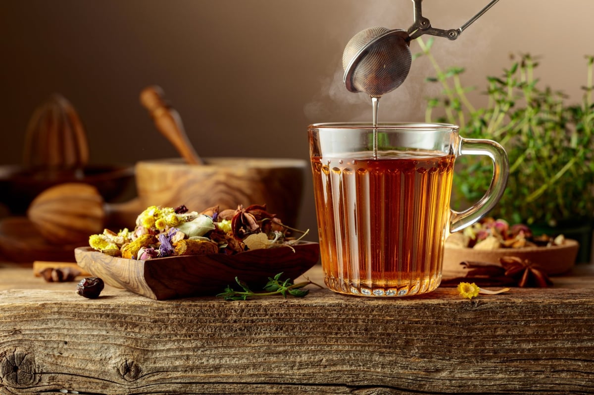 Chá de ervas com ingredientes frescos e timo